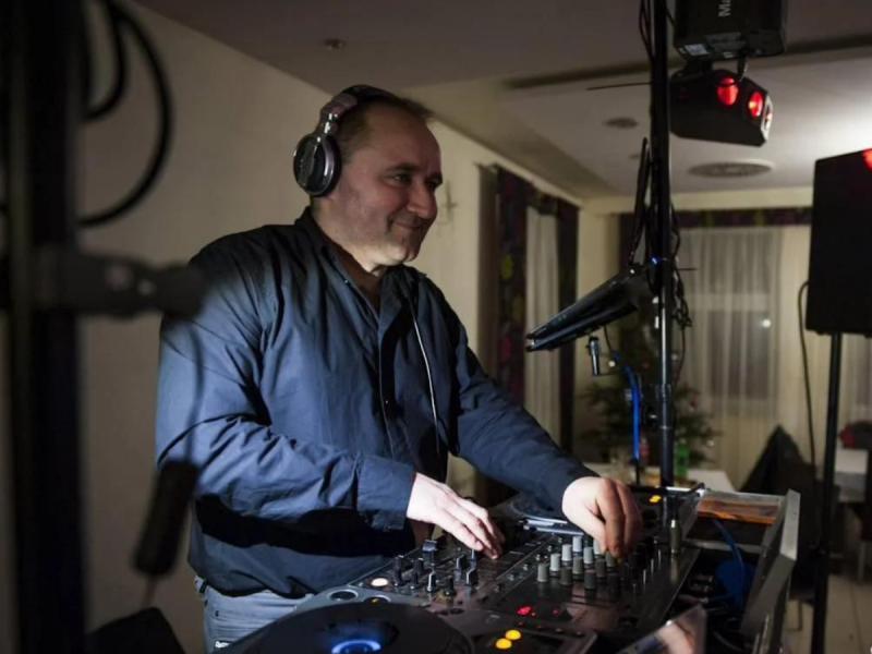 dj-wojtek-na-imprezy-okolicznosciowe zdjęcie prezentacji gdzie wesele