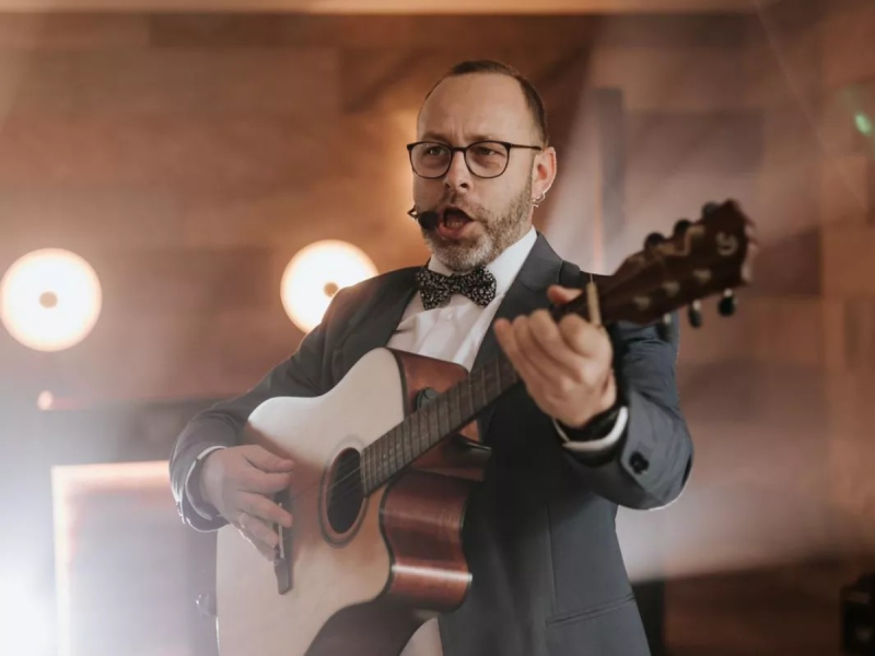 pawel-kordula-wodzirej-z-klasa zdjęcie prezentacji gdzie wesele