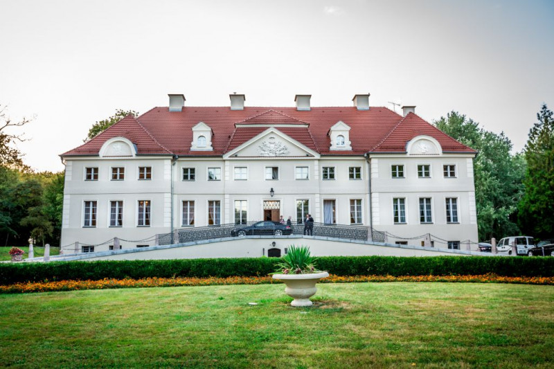 restauracja-kasztelania-w-zespole-palacowo-parkowym-w-gultowach zdjęcie prezentacji gdzie wesele