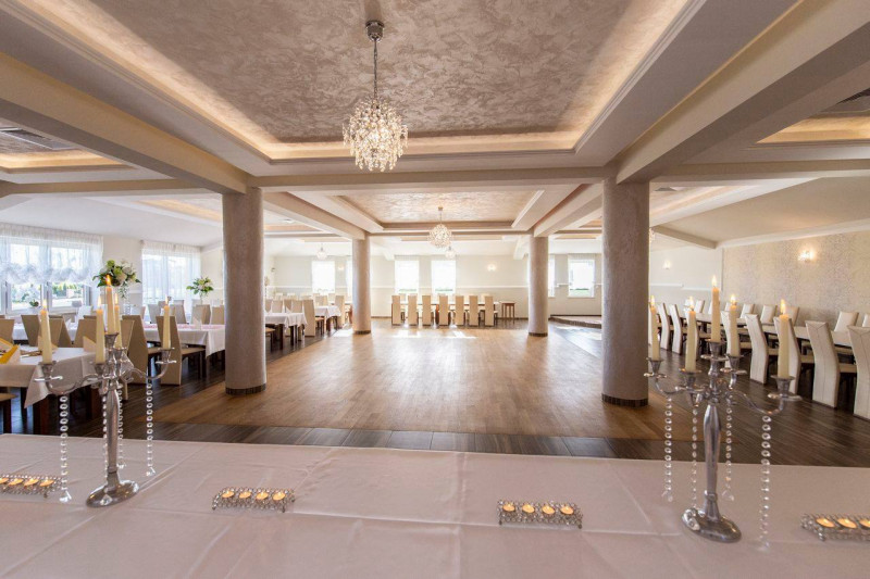 sala-bankietowa-biala-roza zdjęcie prezentacji gdzie wesele